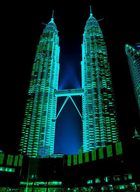 Rompecabezas Twin Towers, Malaysia Brilla En La Obscuridad 500 Piezas Tomax